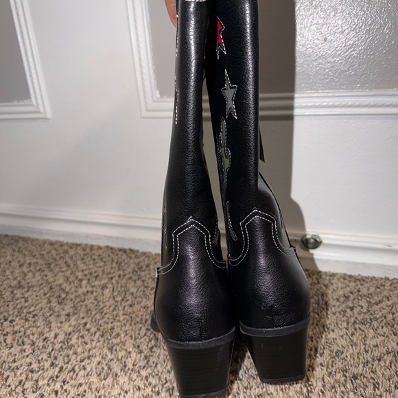 No Boundaries Black Boots with Colorful Embroidery - Picture 4 of 5